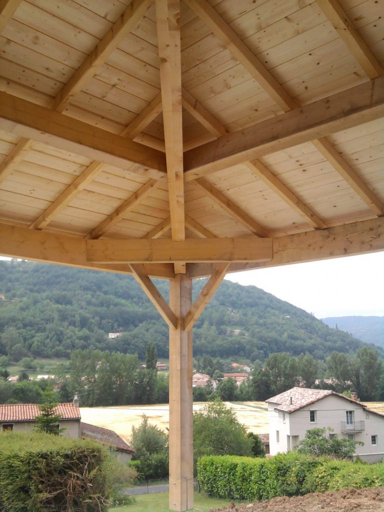 création et l’installation de charpentes bois, charpentes traditionnelles à Millau